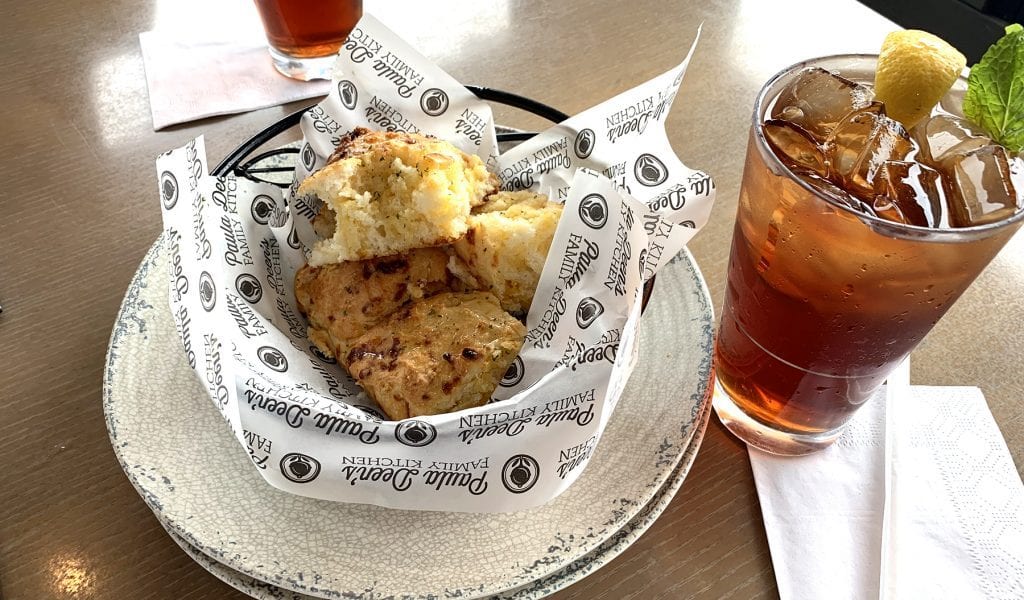 Bread and Sweet Tea (Photo by Alaina O'Neal/TheSmokies.com)