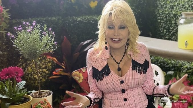 Dolly Parton welcomes guests Dolly Parton welcomes guests